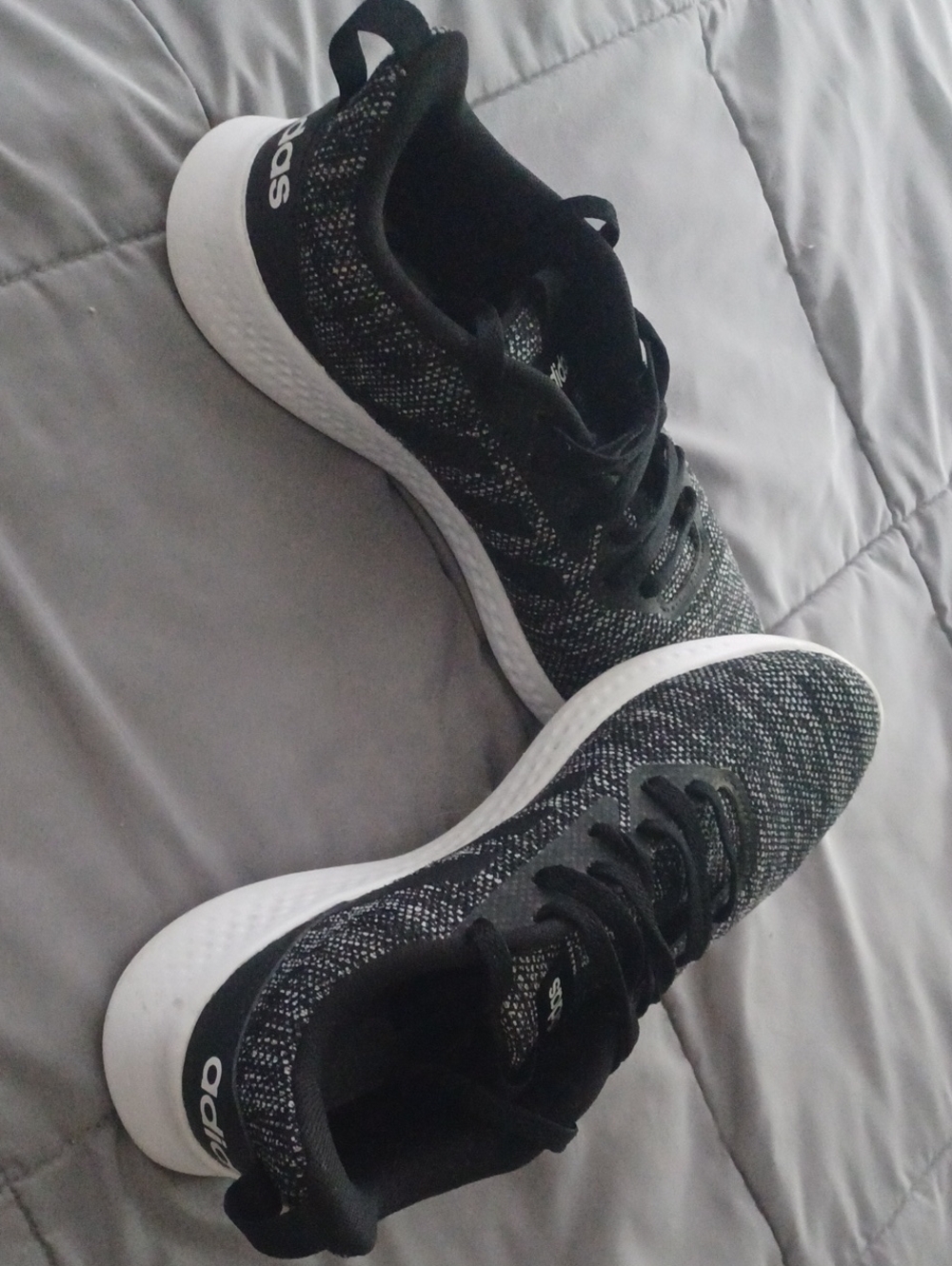 Mens 8.5 Adidas Black and White Knit Running Sneakers
